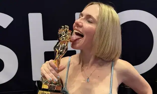 Gorgeous Blonde Rebel Rhyder Wins First AVN Award - Image 02 (January 28, 2026)