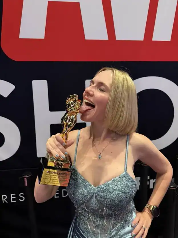 Gorgeous Blonde Rebel Rhyder Wins First AVN Award - Image 02 (January 28, 2026)